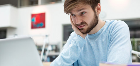 02-kuendigungprobezeit-478x224 Mann informiert sich am Laptop