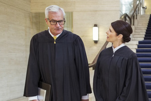 Wie wird man Schöffe? Alle Infos zu ehrenamtlichen Richtern