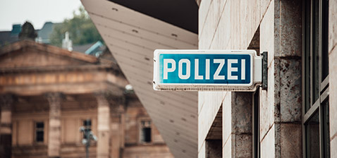 Aussagepflicht Gettyimages-1030379414 478x224 Schild an Polizeigebäude