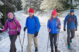 Abenteuer im Schnee: Mit Winterwandern und Tiefschneewandern Fitness, Natur und Teamgeist erleben