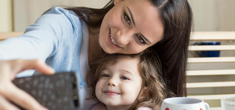 Mutter macht gemeinsames Foto mit Tochter Mutter macht gemeinsames Foto mit Tochter