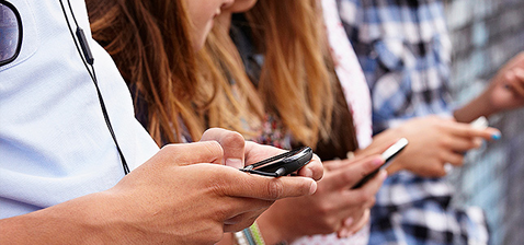 Personen mit Smartphone