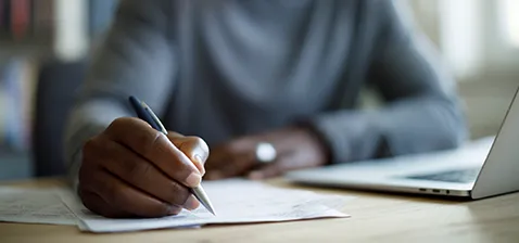 Mann unterschreibt Eidesstattliche Erklärung