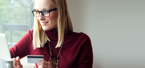 Frau zahlt online mit Kreditkarte