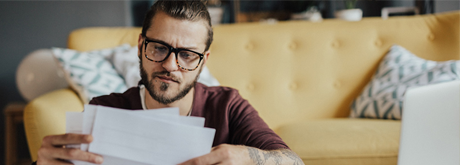 Mann liest Mietvertrag