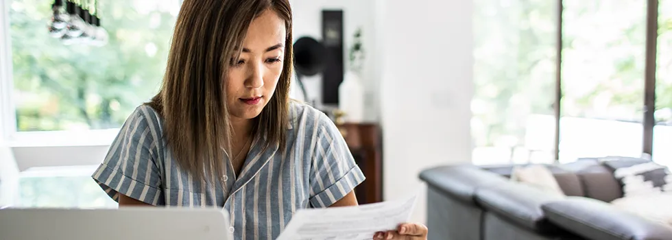 Frau kümmert sich um Änderung des Personenstands