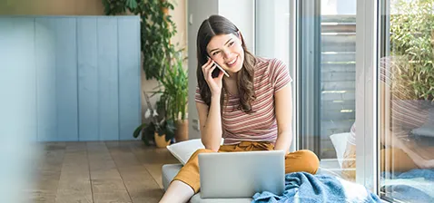 Frau informiert sich telefonisch