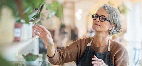 Arbeitende Rentnerin