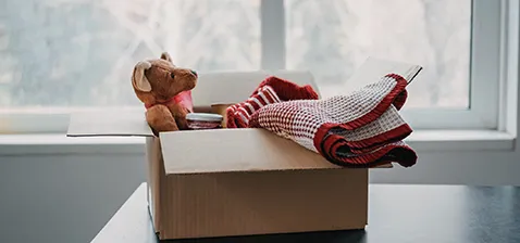 Karton voll mit Spenden