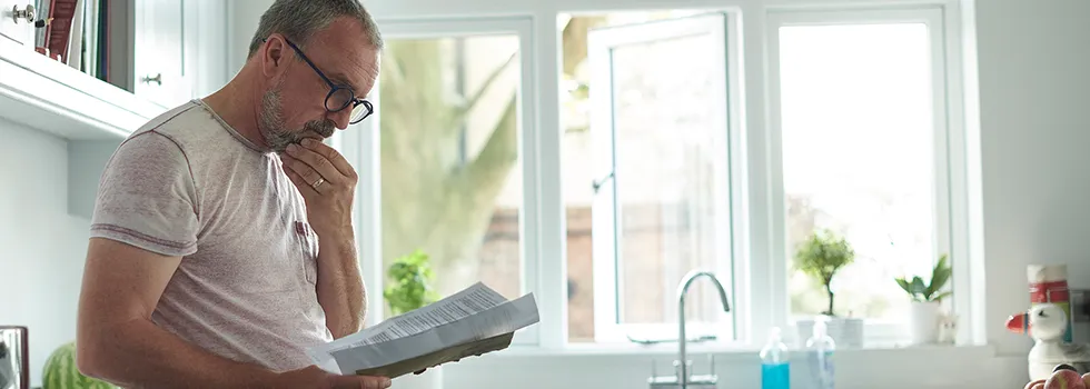 Mann liest Steuerbescheid