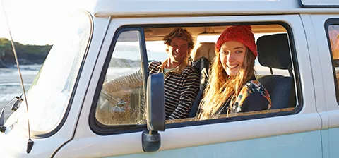 Auto-uebernachten-459120221 480x224 Ein Paar auf Reisen im Auto