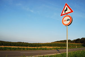 Wann und wo ist Überholen verboten? StVO, Bußgeld & Co.