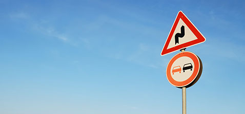 Straßenschild Überholen