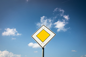 Wer hat Vorfahrt? Wo rechts vor links gilt und wo nicht