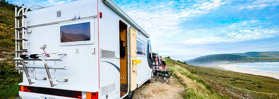 Geparktes Wohnmobil am Strand