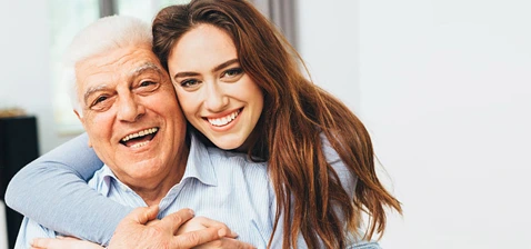 Erwachsene Tochter kümmert sich um ihren Vater