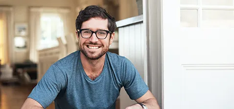 Welche-rs 869773424 478x224 Fröhlicher Mann im Hauseingang