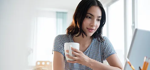 Frau informiert sich online über Rechtsschutz