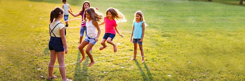 Kinder spielen Gummitwist