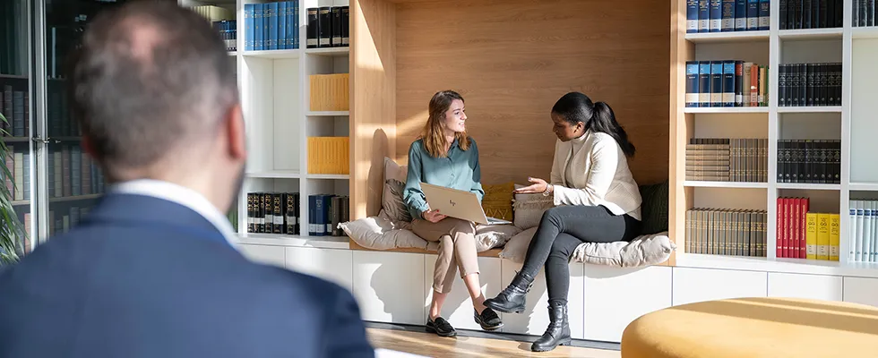 ARAG Mitarbeiterinnen während einer Besprechung