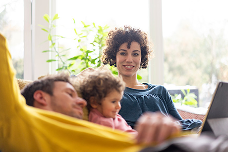 Familie entspannt auf der Couch