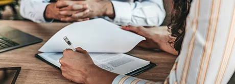 DSGVO, BDSG & Co. – Datenschutz im Unternehmen Frau unterschreibt Vertrag