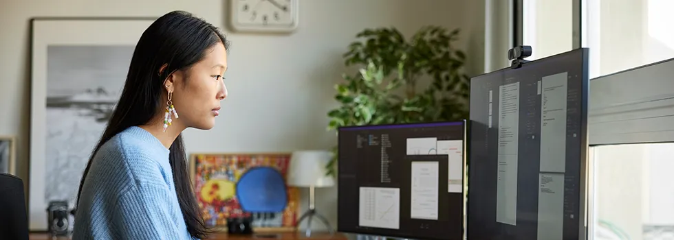 Frau recherchiert am Computer