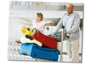 Vater und Kind mit Auslandsreiseversicherung am Flughafen Vater und Kind mit Auslandsreiseversicherung am Flughafen