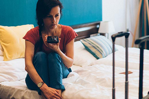 Frau telefoniert in einem Hotelzimmer Frau telefoniert in einem Hotelzimmer