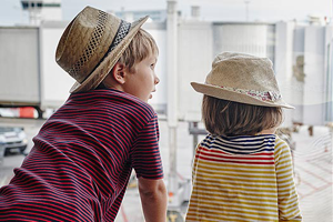 Zwei Kinder schauen sich Flugzeuge an Zwei Kinder schauen sich Flugzeuge an