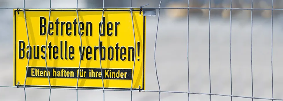 Baustellenschild - Eltern haften für ihre Kinder