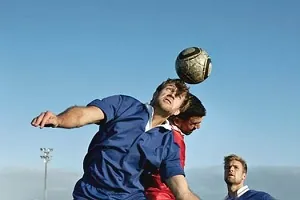 Gehirnerschütterung im Sport: So leisten Sie Erste Hilfe