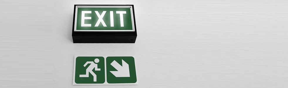 Schild an der Wand: EXIT