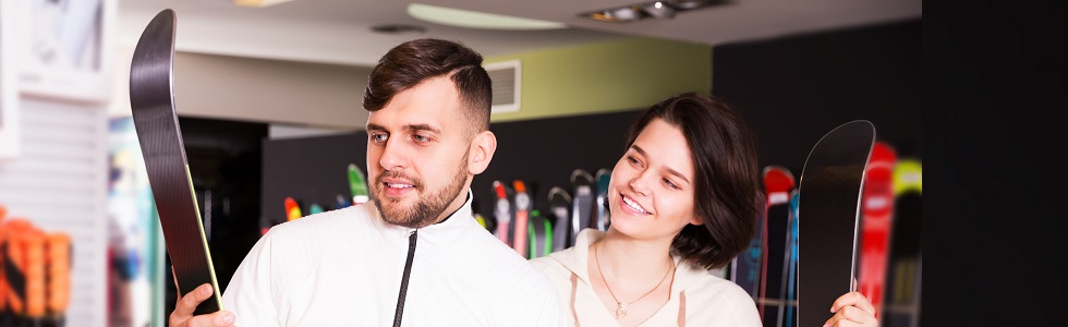 Mann mit Ski in der Hand